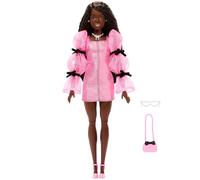 Barbie Deluxe Style n. 14 con miniabito Barbiecore rosa metallizzato, maniche lunghe a sbuffo con fiocchi neri, capelli castani, accessori con perle e borsetta coordinata, JJN75