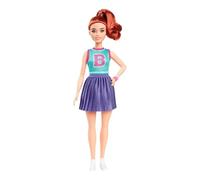 Barbie - Bambola Fashionistas n. 232 con capelli rossi, top sportivo in jersey con lettera B, gonna viola plissettata, orologio e sneaker, giocattolo per bambini, 3+ anni, HYT90