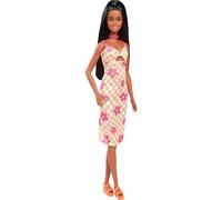 Barbie - Bambola Fashionistas n. 233 con capelli neri, abito midi rosa e arancione a scacchi con fiori, collana e sandali, giocattolo per bambini, 3+ anni, HYT91