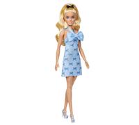 Barbie - Bambola Fashionistas n. 237, con capelli biondi ondulati, abito azzurro e fiocchi, accessorio per capelli a forma di fiocco e scarpe col tacco, giocattolo per bambini, 3+ anni, HYT93