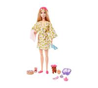 Barbie - Giornata alla Spa, bambola bionda con cucciolo, accappatoio con stampa limoni, fascia per capelli, maschera per occhi, vaschetta per pedicure, giocattolo per bambini 3+ Anni, HKT90