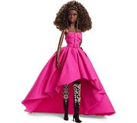 Barbie - Bambola in Abito Lungo Fucsia in taffetà, con Scollatura a Cuore con Pieghe e Dettagli di Arricciatura, Cintura Abbinata e Un Ampio Strascico, Giocattolo per Adulti, HBX96