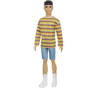 Barbie- Bambola Ken Moro con Maglietta a Righe e Shorts, Giocattolo per Bambini 3+ Anni, GRB91