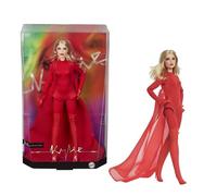 Barbie Signature Kylie Minogue, bambola snodata da collezione con outfit del video musicale Padam Padam con tuta rossa, mantello in chiffon e stivali stringati, JBJ39