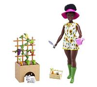 Barbie - Bambola mora, curvy, con playset Giardinaggio e un cucciolo, traliccio con ortaggi e accessori da giardino, Giocattolo per Bambini 3+ Anni, HCD45