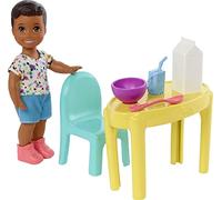 Barbie Bambola Piccola e Accessori, Babysitters Inc. Set Bambole con Tavolo, Sedia e 5 Parti a Tema, Babysitters Inc.