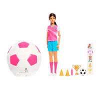 Barbie Team Rotola e Scopri, bambola calciatrice dai capelli castani con accessori, 8 sorprese e confezione a forma di pallina da tennis, JMK20
