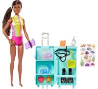 Barbie - Barbie Biologa Marina, bambola bionda e playset, laboratorio mobile con 10+ pezzi e trolley, Giocattolo per Bambini 3+ Anni, HMH26