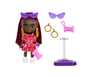 BARBIE - BARBIE EXTRA MINI MINIS, BAMBOLA CON CAPELLI BORDEAUX E OCCHIALI DA SOLE, ABITO ROSSO CON VOLANT, VESTITI E ACCESSORI, GIOCATTOLO PER BAMBINI, 3+ ANNI, HLN47