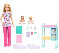 Barbie Carriere - Pediatra, set con bambola bionda con camice a fiori colorato, 2 mini bambole neonati, lettino per le visite e accessori a tema inclusi, 3+ anni, JMK12