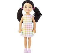 Barbie Chelsea Doll, piccola bambola con capelli neri in trecce e occhi marroni con vestito scozzese rimovibile e scarpe rosa