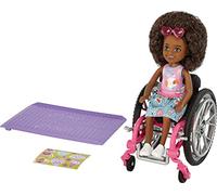 Barbie Chelsea Doll & Sedia a rotelle con ruote mobili, rampa, foglio adesivo e accessori, bambola piccola con capelli ricci castani