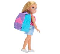 Barbie - Chlesea Zainetto Dolce Forno, bambola bionda con zaino indossabile e ac