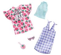Barbie Clothes 2 Outfits Doll Include un abito con stampa a fragole, un abito e un top a quadri, pi una borsa decorata con fragole e occhiali da