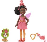 Barbie- Club Chelsea, Bambola Castana con Costume da Fenicottero, Gattino e Accessori Giocattolo per Bambini 3+ Anni, GJW30