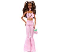 Barbie - deluxe style flare jeans, bambola dai capelli castani mossi e top in denim rosa, jeans svasati con stampa rosa e accessori