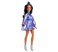 Barbie - Deluxe Style n. 7, bambola con top e gonna blu metalizzato e capelli castani ondulati, accessori come occhiali da sole, gioielli e borsa inclusi, giocattolo per bambini, 4+ anni, JFP42