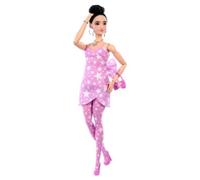 Barbie - deluxe style star wrap, bambola dai capelli neri con chignon, abito in denim rosa con stampa a stelle e calze coordinate