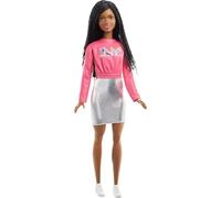 Barbie - Due Brooklyn Roberts Bambola, con Maglia Rosa con Scritta NYC, Gonna e Scarpe metallizzate, Giocattolo per Bambini 3+ Anni, HGT14