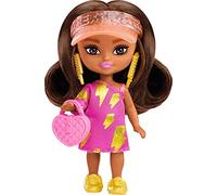 Barbie - Extra Mini Minis, Bambola Castana con Visiera Trasparente e Abito Monospalla Rosa, Orecchini Dorati a Forma di Fulmine e Borsetta a Cuore, Giocattolo per Bambini, 3+ Anni, HPH20