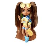 Barbie - Extra Minis Bambola n. 5 con Giacca e Pantaloncini Tie-Dye, Piedistallo e Accessori, con Occhiali da Sole e Borsetta, Regalo e Giocattolo per Bambini 3+ Anni, HHF81