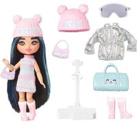 Barbie - Extra Minis Fly, mini bambola viaggiatrice alta 14 cm con look invernale, abito alla moda con stampa pastello e accessori a tema inclusi, giocattolo per bambini, 3+ anni, HPB20