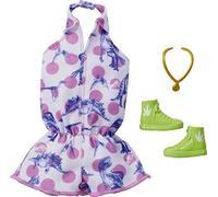 Barbie Fashions Complete Looks 1 Puppenkleidung inspiriert von der beliebten Marke Roxy, kompletter Look mit Outfit & Zubehör Puppen, Geschenk für Kinder von 3 bis 8 Jahren