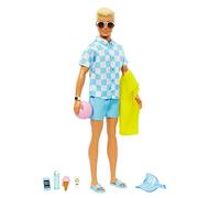Barbie - ken biondo con costume da bagno azzurro e camicia blu, visiera, telo mare, sandali con logo ken e tanti accessori da spiaggia, 3+ anni, hpl74