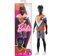 Barbie - Ken Fashionistas con capelli neri e treccine, look alla moda con maglia sportiva e shorts, giocattolo per bambini, 3+ anni, HPF79