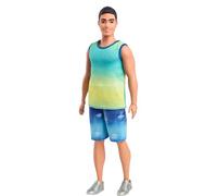 Barbie - Ken Fashionistas n. 236, bambola con capelli neri, canotta blu e verde sfumata, shorts in jeans e sneaker argento, giocattolo per bambini, 3+ anni, HYV00