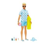 Barbie - ken biondo con costume da bagno azzurro e camicia blu, visiera, telo mare, sandali con logo ken e tanti accessori da spiaggia, 3+ anni, hpl74