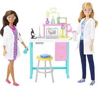 Barbie - Laboratorio Scientifico, playset con 2 bambole scienziate con camici e occhiali protettivi, banco da laboratorio e 10 accessori inclusi, giocattolo per bambini, 3+ anni, HJY95