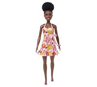 Barbie Loves the Ocean - Bambola dal look estivo con ricci capelli neri e accessori da mare, corpo della bambola realizzato con plastica riciclata, giocattolo per bambini, 3+ anni, HLP93