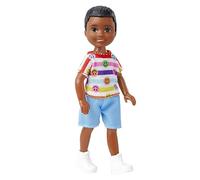 Barbie - Mini Bambola amico di Chelsea, alto 15 cm, moro con occhi marroni, con maglietta a righe con emoji sorridenti e pantaloni blu, scarpe bianche, giocattolo per bambini, 3+ anni, HNY58