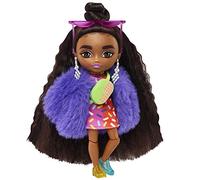 Barbie Mini bambola HGP63 con abito rosa e rosso, pelliccia viola e morbidi capelli ricci, giocattolo per bambini dai 3 anni in su