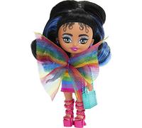 Barbie Mini mini mini con coda di cavallo nera striata blu che indossa abito arcobaleno e accessori e supporto, 7,25 cm