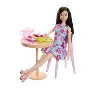 Barbie Pink Passport Japan Café con bambola alla moda vestita con abito e scarpe, mobili e accessori, tra cui servizio da tè e sushi (JFL65)