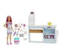 Barbie-Playset Pasticceria con Bambola dai Capelli Rosa, 2 Barattolini di Pasta Modellabile, Siringa da Pasticcere, Decorazioni, Guarnizioni e Tanti Altri Accessori per Preparare Torte, HGB73