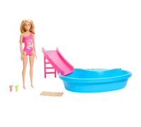 Barbie - Playset Piscina, con bambola bionda in costume rosa intero con stampa tropicale, include piscina, scivolo, telo e bevande, giocattolo per bambini, 3+ anni, HRJ74