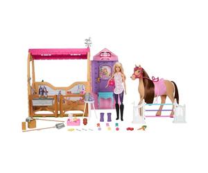 Barbie - Playset Stalla, con bambola e cavallo, 6 aree di gioco e 25 accessori inclusi, ispirato alla serie Netflix I misteri di Barbie - Alla ricerca del cavallo scomparso, 3+ anni, HXJ44