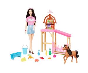 Barbie - Playset Stalla, set con bambola alla moda, piccolo pony e 10 accessori inclusi, ispirato alla serie Netflix I misteri di Barbie - Alla ricerca del cavallo scomparso, 3+ anni, HXJ40