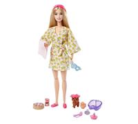 Barbie - Giornata alla Spa, bambola bionda con cucciolo, accappatoio con stampa limoni, fascia per capelli, maschera per occhi, vaschetta per pedicure, giocattolo per bambini 3+ Anni, HKT90
