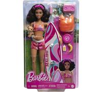 Barbie - Set bambola con tavola da surf e cagnolino, Barbie snodata con capelli castani, telo mare, stereo e tanti accessori da spiaggia, giocattolo per bambini, 3+ anni, HPL69