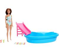 Barbie Set da gioco per bambole e piscina, costume da bagno in schiuma di mare marrone con piscina, scivolo, asciugamano e accessori per bevande