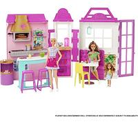 Barbie Set da gioco The Restaurant con oltre 30 accessori da cucina e 6 aree giochi, tra cui bambola, multicolore, giocattolo per bambini dai 3 anni in su, HGP59, confezione sostenibile