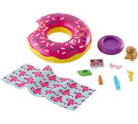 Barbie Set di Arredamenti da Esterno con Ciambella Donut Galleggiante, Cagnolino Che Spruzza Acqua e 8 Accessori a Tema, Bambola Non Inclusa, Giocattolo per Bambini 3 + Anni, FXG38