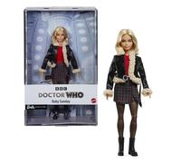 Barbie Signature - Ruby Sunday, bambola da collezione ispirata al personaggio della 14° stagione della serie Doctor Who, piedistallo incluso, giocattolo per bambini, 6+ anni, HRM78