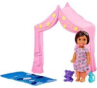 Barbie Skipper Babysitters Playset con Bambola, Tenda Rosa, Sacco a Pelo, Orsetto e Accessori, Giocattolo per Bambini 3+ anni, FXG97