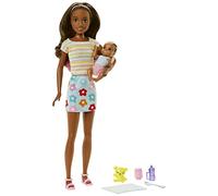 Barbie Skipper Muñeca niñera afroamericana, con bebé y Accesorios para su Cuidado, Juguete +3 años (Mattel HJY31)