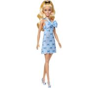 Barbie - Bambola Fashionistas n. 237, con capelli biondi ondulati, abito azzurro e fiocchi, accessorio per capelli a forma di fiocco e scarpe col tacco, giocattolo per bambini, 3+ anni, HYT93